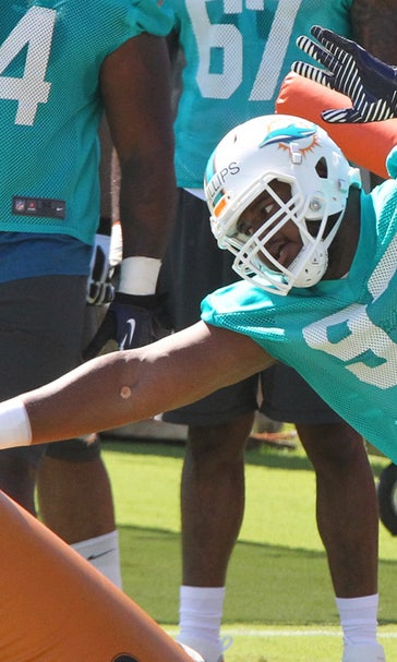 Suh takes Dolphins rookie Phillips under his wing
